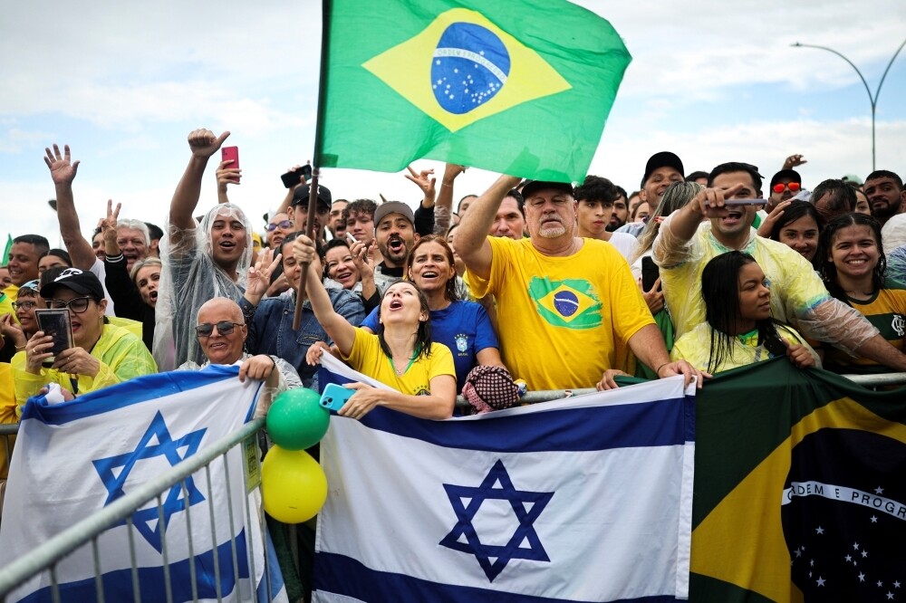 30 Injured as Lightning Strikes Bolsonaro Rally in Brazil