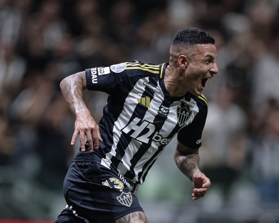Guilherme Arana scores an unconventional goal for Atlético Mineiro