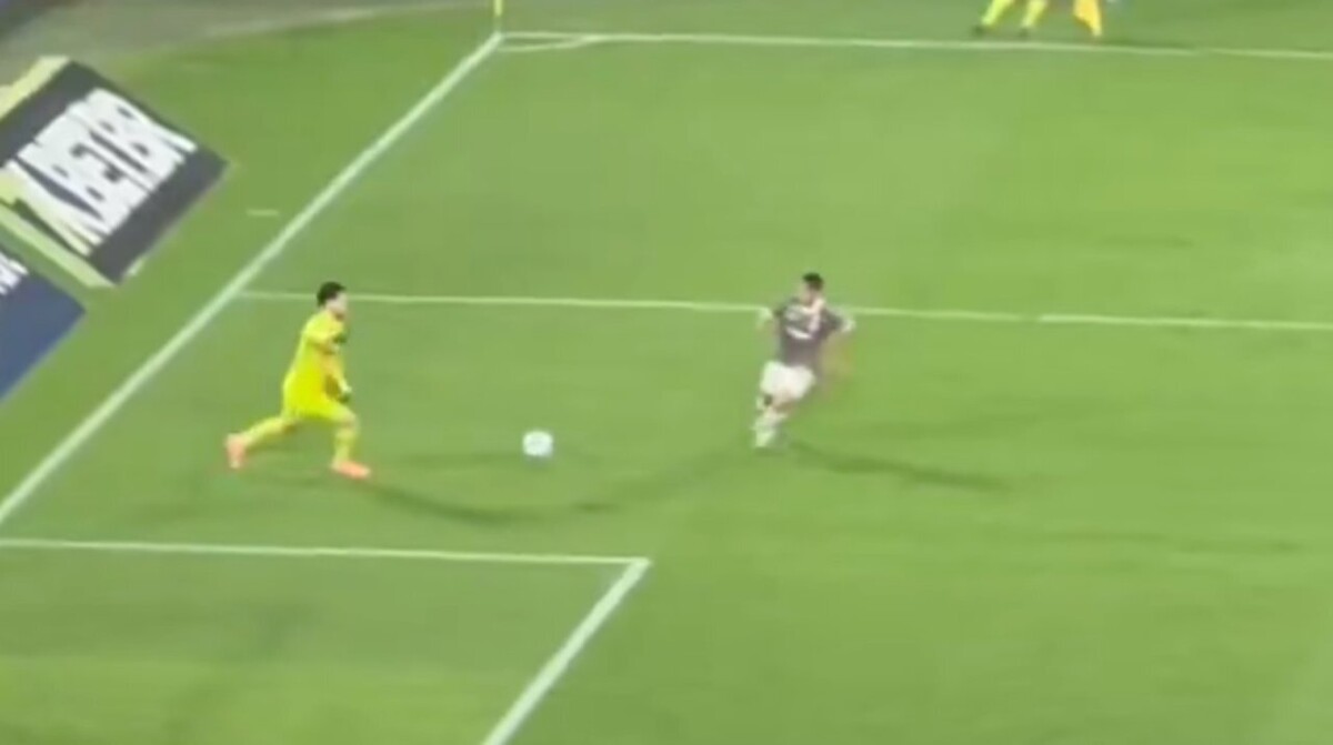 Argentine Goalkeeper Rossi Makes Costly Error in Classic Match