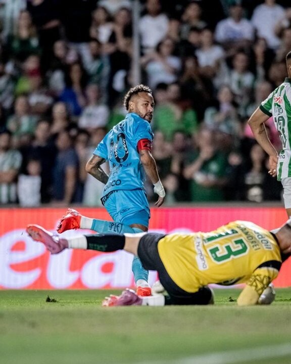 Neymar scores a hat-trick to lead Santos to victory