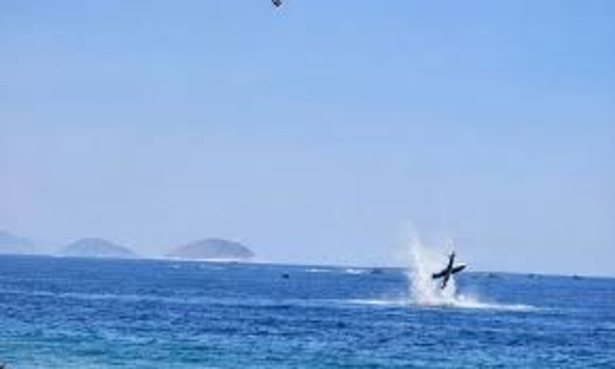 Пилот погиб при крушении самолета на пляже Копакабана в Рио-де-Жанейро