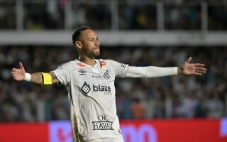 Neymar returns to pitch after knee surgery