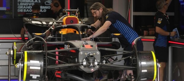 Схватка гонщиков F1 на Гран-при Бразилии