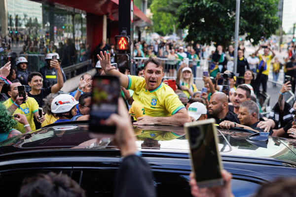 Senator Flávio Bolsonaro Attacks Lula and Supreme Court at São Paulo Rally