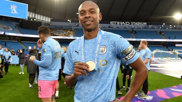 Fernandinho Announces Retirement