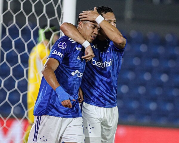 Крузейро одерживает победу над Либертад 2-0 в Кубке Южной Америки