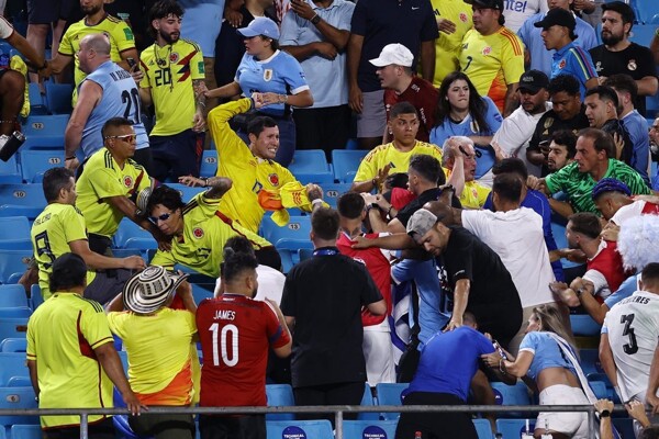 Conmebol проведет расследование жестокого инцидента между игроками Уругвая и фанатами Колумбии